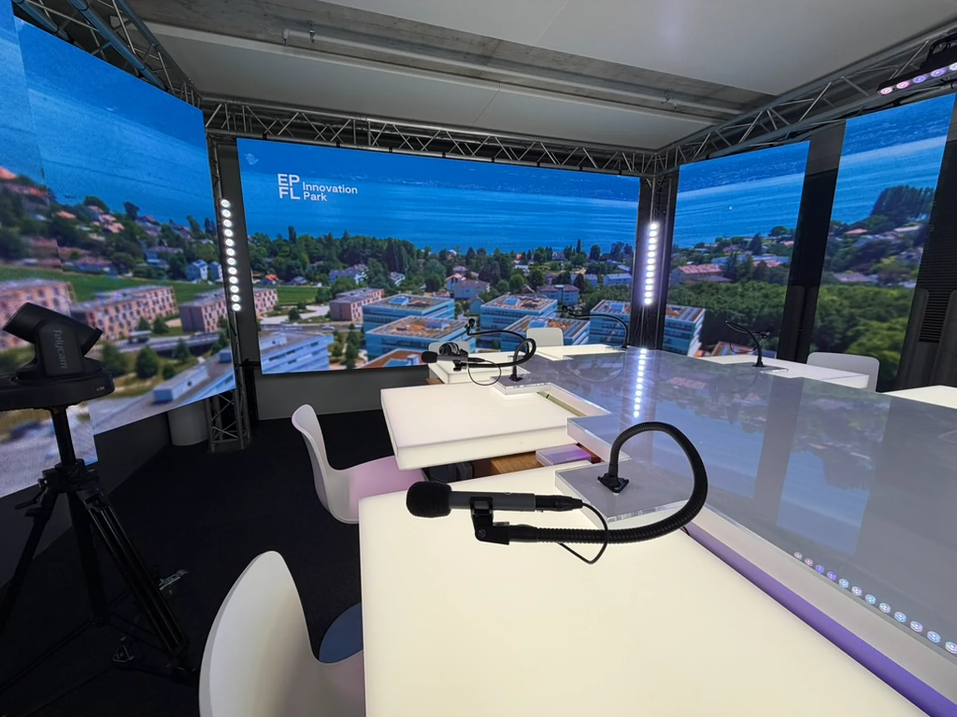 Le plateau broadcast de LEGRAND.STUDIO avec ses écrans LED et la table de tournage, au cœur de l'EPFL Innovation Park